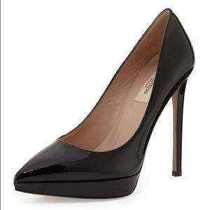 VALENTINO Patent Leather Pump. Size: 37.5